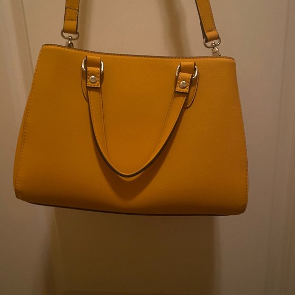 *NEW & NEVER WORN* Yellow GUESS Bag - Picture 3 of 4